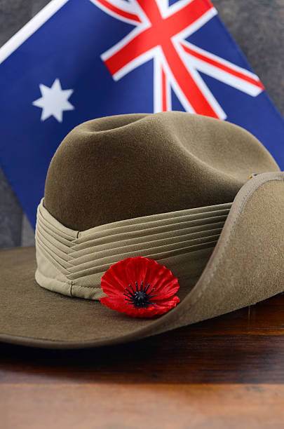 anzac army cappello militare a tesa larga con bandiera dell'australia - slouch hat foto e immagini stock