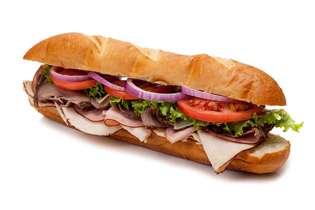 sanduíche submarino sobre um fundo branco - sandwich delicatessen roast beef beef - fotografias e filmes do acervo