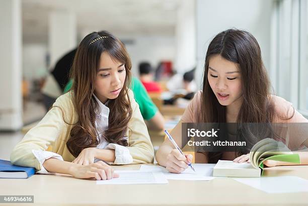 Asiatische Studenten Die Arbeiten In Der Bibliothek Stockfoto und mehr Bilder von Schüler der Sekundarstufe