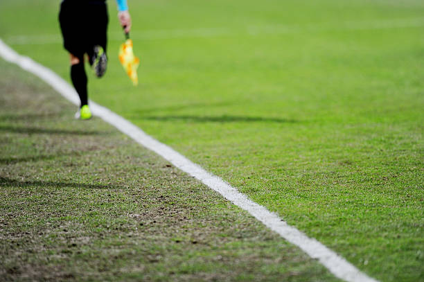 árbitro assistente em ação em um campo de futebol - referee soccer authority linesman - fotografias e filmes do acervo