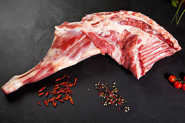 frische und rohem fleisch.   raw lammkotelett mit tomaten - dead animal butcher meat sheep stock-fotos und bilder