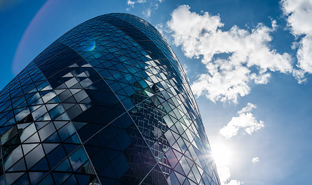 rascacielos en la ciudad de londres. - 30 st mary axe fotografías e imágenes de stock