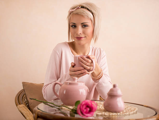 joven hermosa mujer con taza de té-fiesta en rosa estilo femenino - tea women tea party afternoon tea fotografías e imágenes de stock