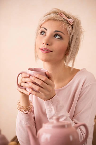 joven hermosa mujer rubia con té-fiesta. - tea women tea party afternoon tea fotografías e imágenes de stock