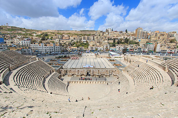 touristen in der römischen amphitheater in amman, jordanien - ancient civilization audio stock-fotos und bilder