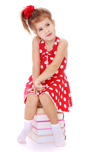 Niña Con Un Vestido Rojo De Lunares Blancos Puntos Foto de stock y más banco de imágenes de 2015 - 2015, Diversión, Estilos de vida - iStock Niña Con Un Vestido Rojo De Lunares Blancos Puntos Foto de stock y más banco de imágenes de 2015 - 2015, Diversión, Estilos de vida - iStock