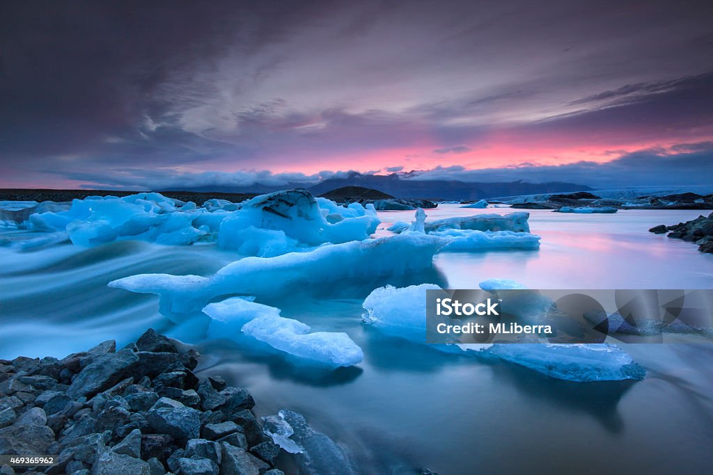 Icebergs flottant sur glacier de Jokulsarlon Lac au coucher du soleil - Photo de Arctique libre de droits