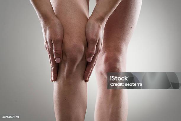 Knie Schmerzen Stockfoto und mehr Bilder von Arthritis - Arthritis, 2015, Anstrengung