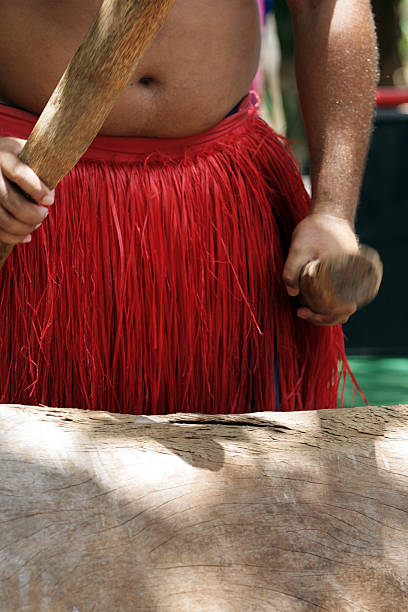 polynesien-kultur - hawaii islands luau hula dancing hawaiian culture stock-fotos und bilder