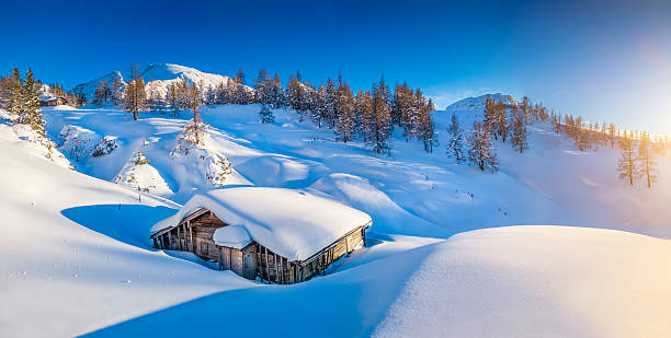 panorama del paisaje de invierno en el área de los alpes al atardecer - mountain cabin european alps switzerland fotografías e imágenes de stock