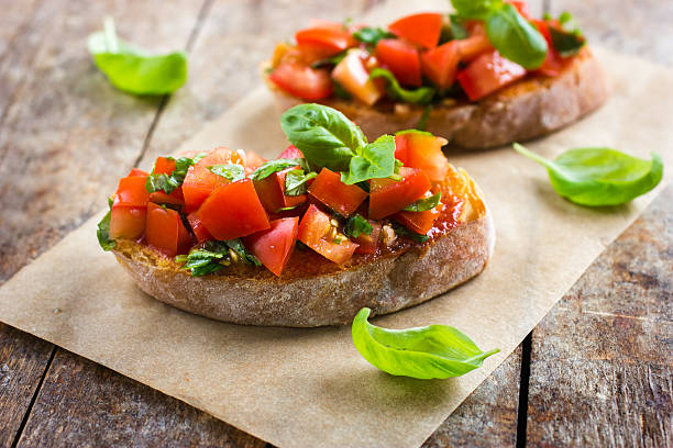 bruschetta mit tomaten und basilikum - bruschetta stock-fotos und bilder