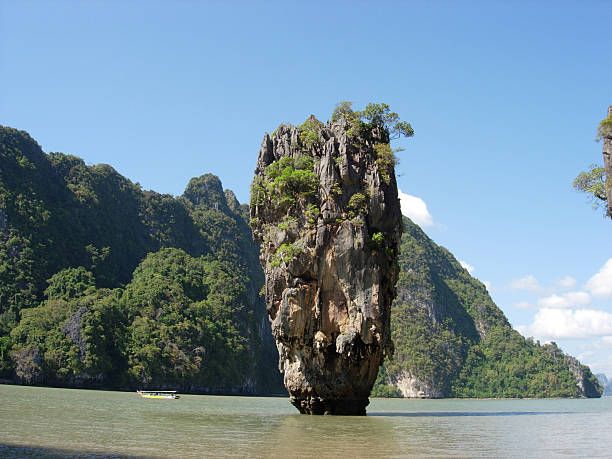 ilha de phuket, tailândia. ilha de james bond - phuket province beach blue cliff imagens e fotografias de stock