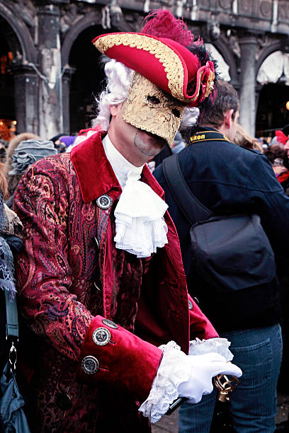 masken person im kostüm auf den karneval in venedig - carnival mardi gras masqué costume stock-fotos und bilder