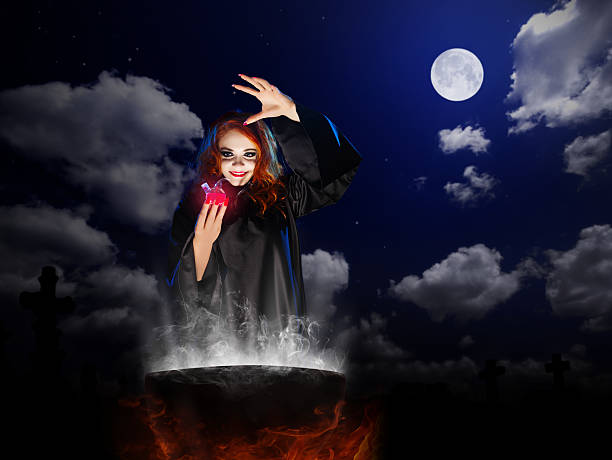 strega con rosso pozione e calderone al cielo notturno backgroun - witch smiling evil bizarre foto e immagini stock