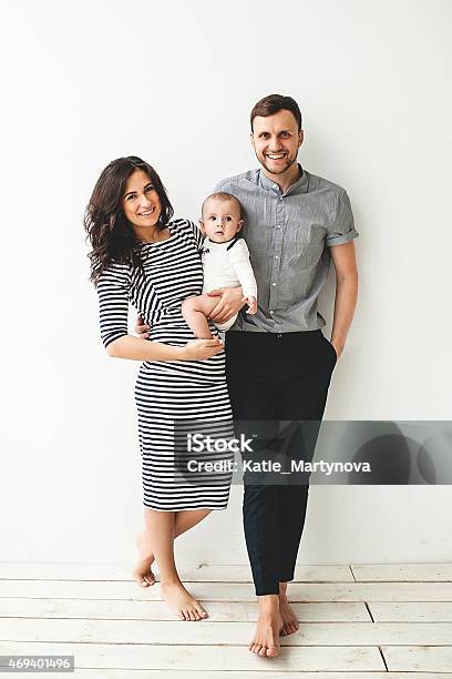 Happy Young Father Mother And Baby Boy Over White Background-foton och fler bilder på Släkt