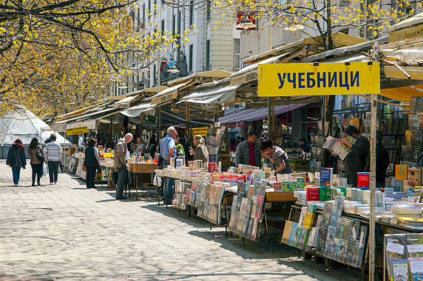 sie the market" in der innenstadt von sofia - buchtitel stock-fotos und bilder
