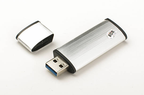 szary metalic aluminium flash usb wyizolowane na jasnym tle. - eeprom zdjęcia i obrazy z banku zdjęć