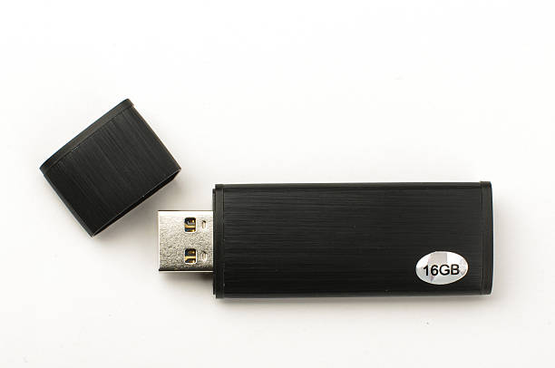 alluminio nero flash drive con coperchio aperto isolato - eeprom foto e immagini stock