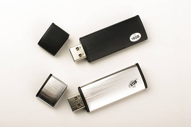 двух ручек, usb-накопители, изолированные на светлом фоне - endorsing cd copying data стоковые фото и изображения