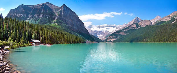 lake louise mountain lake panorama und banff-nationalpark, alberta, kanada - many glacier hotel stock-fotos und bilder