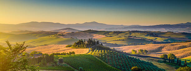 美しいトスカーナの日の出パノラマに広がる風景、ヴァルドルチャ,イタリア - siena province tuscany italy fog ストックフォトと画像