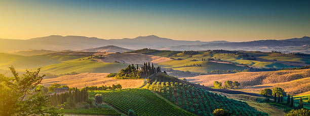 malownicze toskania krajobraz panorama w sunrise, val d'orcia, włochy - val dorcia zdjęcia i obrazy z banku zdjęć