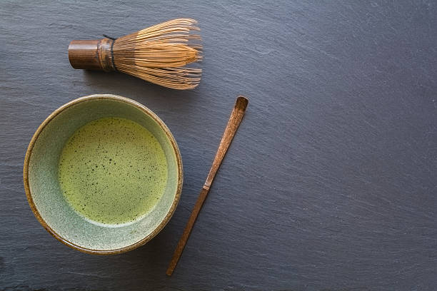 tazón de matcha con chasen - green tea herbal medicine ground isolated fotografías e imágenes de stock