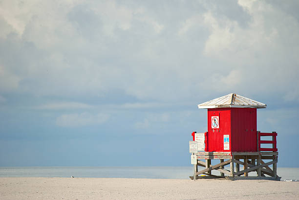 istock Red lifeguard beach shack 469423934