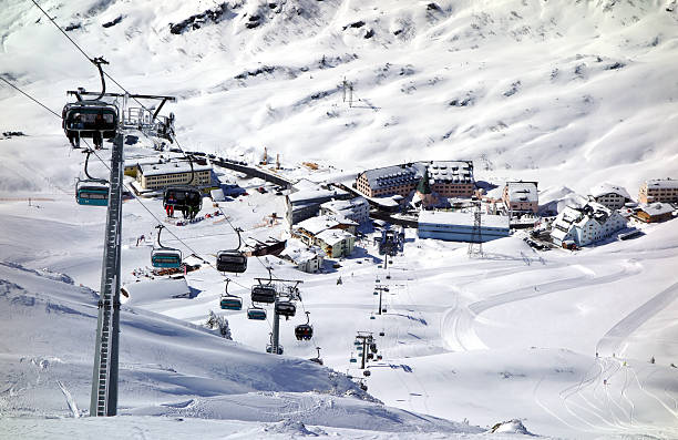 스키 리프트-st christoph-스키타기 - ski resort village austria winter 뉴스 사진 이미지
