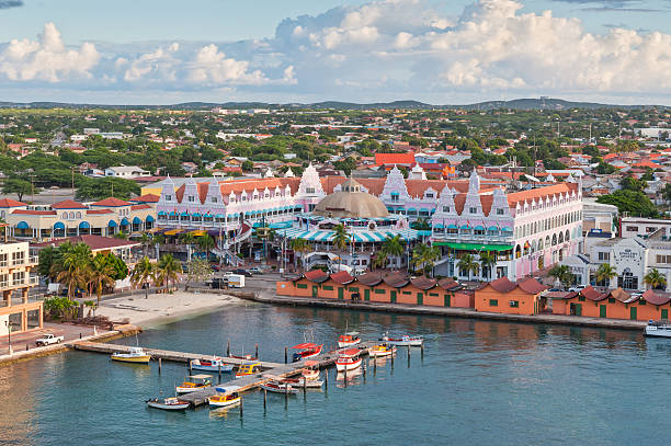 harbour in oranjestad in der morgensonne, aruba. - aruba stock-fotos und bilder