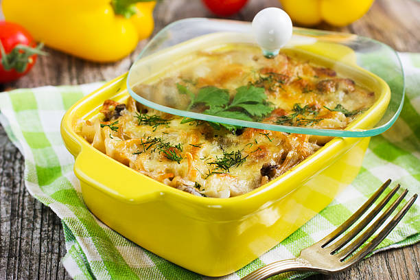 паста с грибами и сыром запечёный до корочки в жаропрочная посуда - zucchini gratin casserole squash стоковые фото и изображения