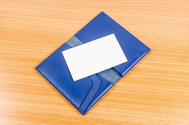 ブランク名カードにブルーのレザーポケット - leather folder ストックフォトと画像