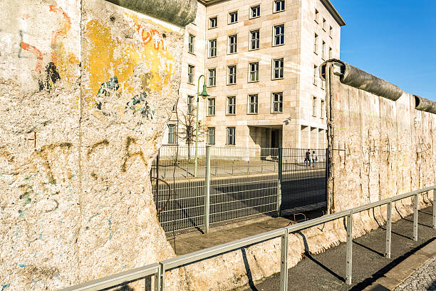 дыра в берлинская стена - berlin wall стоковые фото и изображения