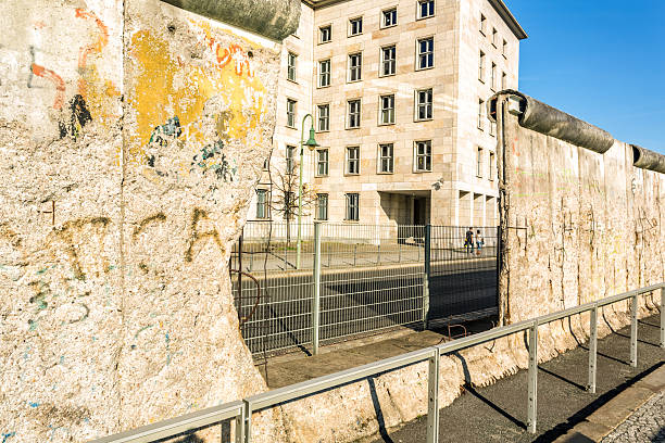 hole in berlin wall - 柏林圍牆 個照片及圖片檔