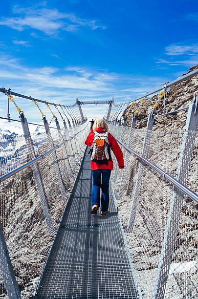 turistas em mt.titlis ponte suspensa - travel vertical tourist switzerland imagens e fotografias de stock