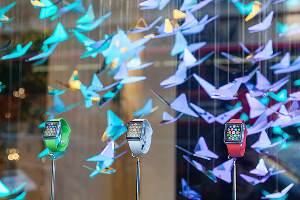 アップル腕時計新しいアップルウォッチロンドンの保存 - selfridges ストックフォトと画像