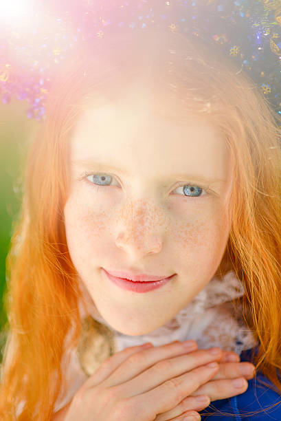red-haired Dziewczyna w słoneczny Ogród – zdjęcie