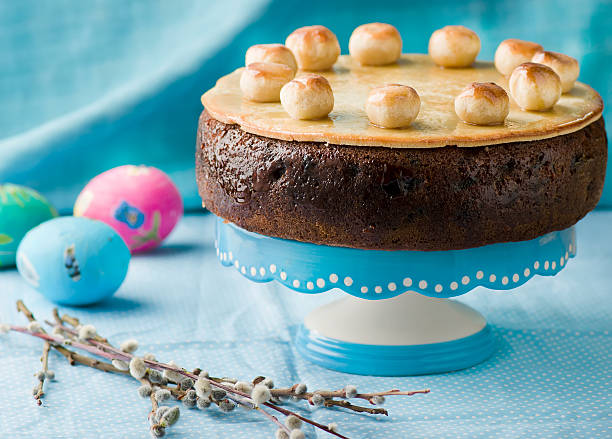 pastel simnel .traditional inglés pastel de pascua con mazapán. - marzipan fruit celebration dessert fotografías e imágenes de stock