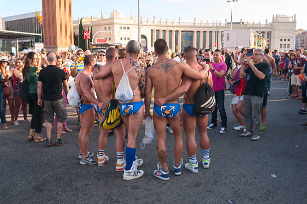 parada orgulho de 2013 em barcelona - travesty imagens e fotografias de stock