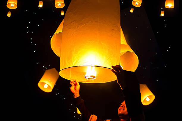 Pessoas que seguravam voando fogo lantern para comemorar o Loy Kratho - foto de acervo