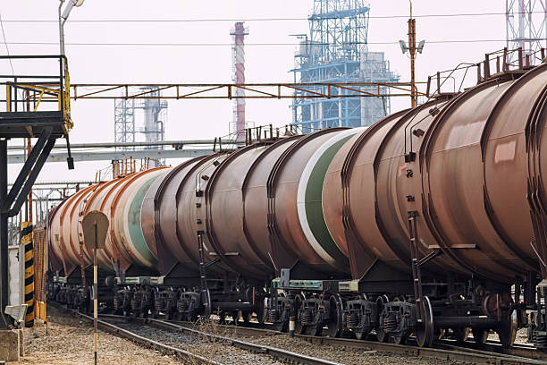 ropy naftowej rafinerii na pociąg wagony - storage tank silo chemical factory zdjęcia i obrazy z banku zdjęć