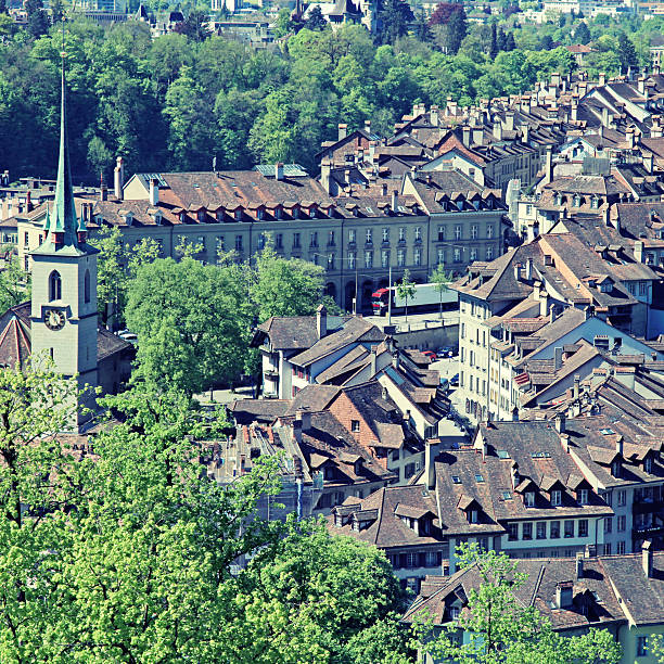 stadtansicht von bern, schweiz - nydeggbrucke stock-fotos und bilder