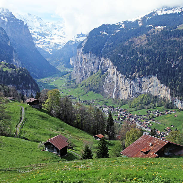 mountain village w alpy, szwajcaria. - swiss culture european alps gstaad village zdjęcia i obrazy z banku zdjęć