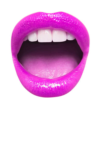 femme portant un rouge à lèvres rose avec la bouche ouverte - sensuality human lips mouth open studio shot photos et images de collection