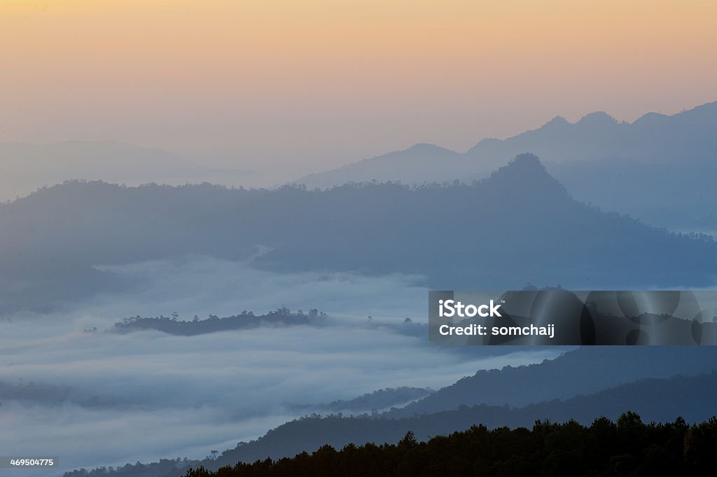 Silueta de las Montañas al amanecer - Foto de stock de Abandonado libre de derechos