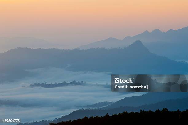 Silueta De Las Montañas Al Amanecer Foto de stock y más banco de imágenes de Abandonado - Abandonado, Aire libre, Ancho