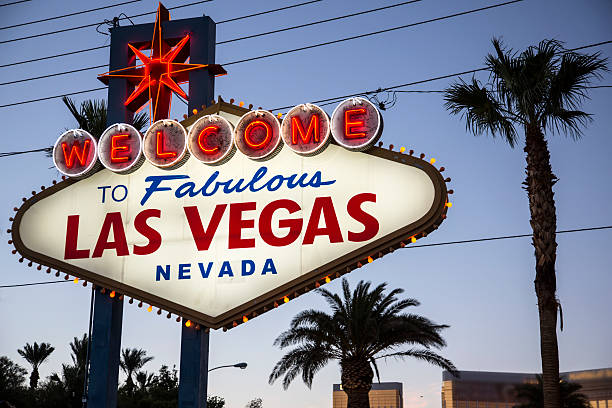 bienvenido al fabuloso cartel de las vegas, nevada, ee.uu. - welcome to fabulous las vegas sign las vegas metropolitan area famous place night fotografías e imágenes de stock