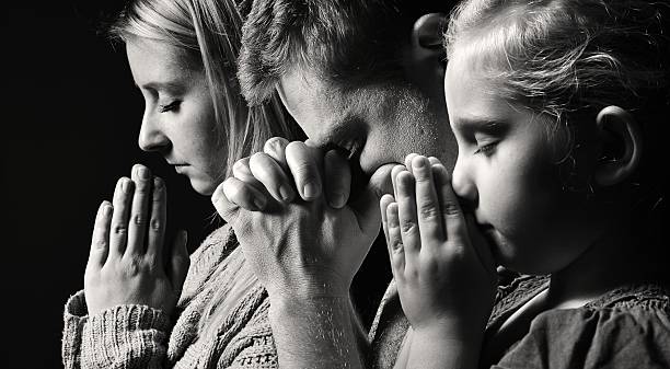 pregare famiglia. uomo, donna e bambino. - confession booth foto e immagini stock
