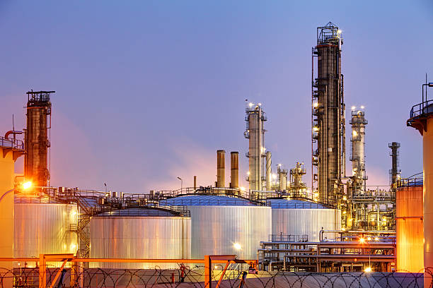 tubazioni e serbatoi di raffineria di petrolio e fabbrica - petrochemical plant oil refinery factory outdoors foto e immagini stock