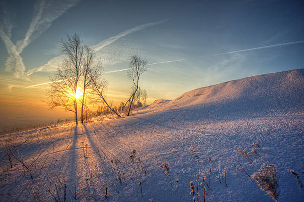 Wschód słońca w zimie – zdjęcie
